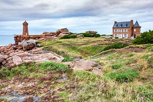 Littoral und Leuchtturm Phare de Mean Ruz bei Ploumanach in der Bretagne, Frankreich