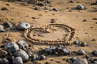 Romantisches Herz im Sand am Strand gezeichnet von Patrick Verhoef Miniaturansicht