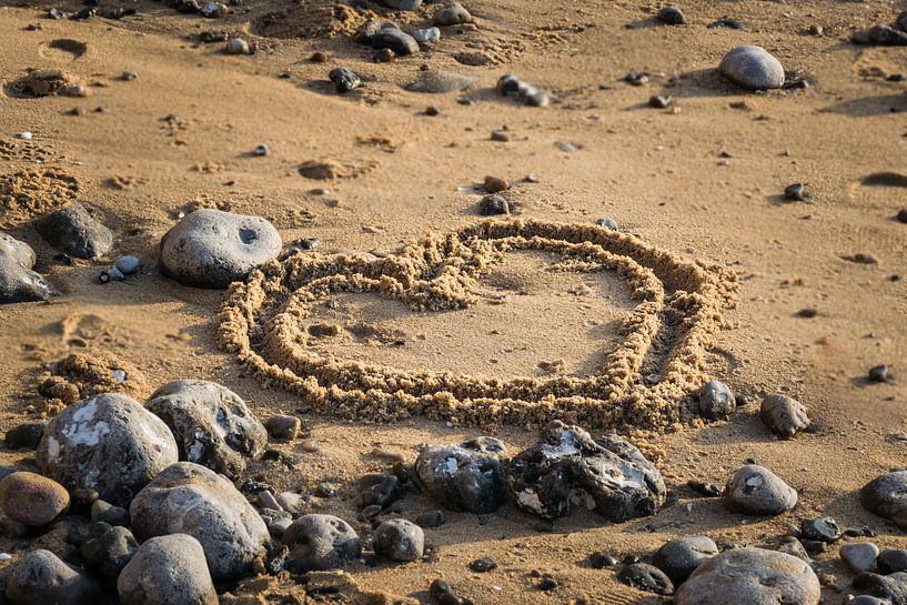 Romantisch hart getekend in het zand op het strand van Patrick Verhoef