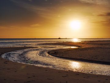 Zonsopgang op een strand in Zuid-Engeland. van Robert Szczotka