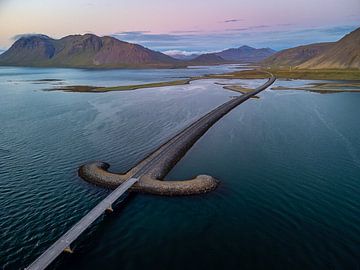 Zwaard brug (Kolgrafavegur) in Ijsland van Marnix Teensma