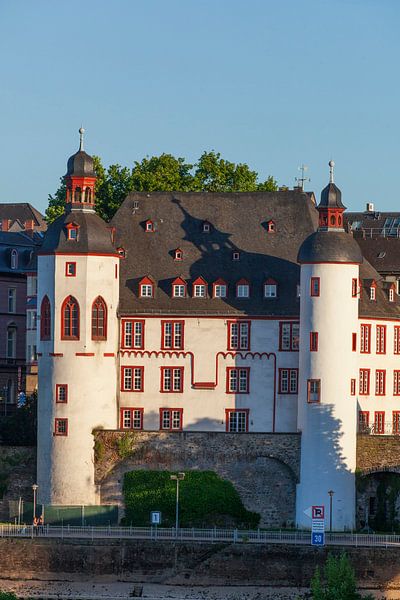 Alte Burg im Abendlicht, ehemalige kurfürstliche Wasserburg, heute Stadtarchiv, Koblenz, Rheinland-P von Torsten Krüger