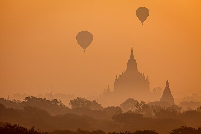 Heißluftballons über Bagan in Myanmar von Roland Brack