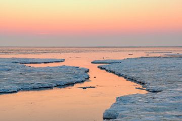 Eis- und Meereslandschaft auf den Sandflächen des Wattenmeeres von Sjoerd van der Wal Fotografie