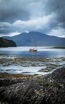 Vissersbootje nabij Eilean Donan Castle van Ken Costers