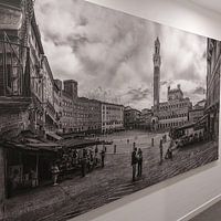 Photo de nos clients: Sienne - Piazza del Campo un beau matin de printemps - noir et blanc par Teun Ruijters, sur art frame