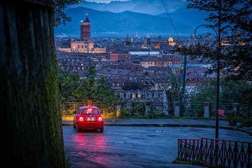 Turijn's Blauwe Uur: Stadszicht met Italiaanse Elegantie
