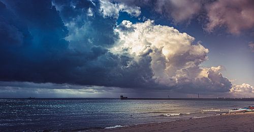 Aan de kust van het schiereiland Hel in de zomer vlak voor een onweersbui