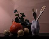 Stilleben mit Kürbis, Zwiebeln, Pflanze und Utensilien von Angela Kiemeneij Miniaturansicht