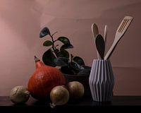 Stilleven met pompoen, uien, plant en keukengerei