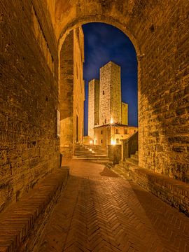 In de steegjes van San Gimignano van Denis Feiner