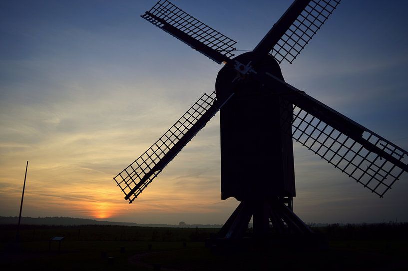 Typisch hollandse molen voor een mooie zonsondergang van Vera Boels