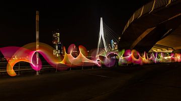 Lightpainting onder de Erasmusbrug in Rotterdam van Licht! Fotografie