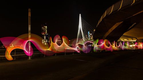 Lichtgemälde unter der Erasmus-Brücke in Rotterdam