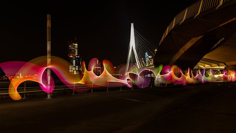 Lightpainting onder de Erasmusbrug in Rotterdam van Licht! Fotografie