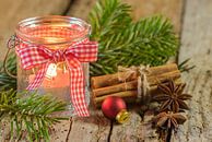 Bougie de Noël rustique dans une lanterne avec ruban et décorations rustiques par Alex Winter Aperçu