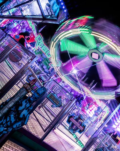 Mouvement circulaire – Manège sous les lumières colorées de la fête foraine