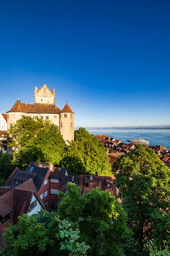 Kasteel Meersburg en een rondvaartboot op de Bodensee