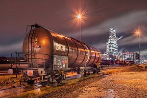 Van de nacht scène met een treinwagon en de industry op de achtergrond, Antwerpen 2 sur Tony Vingerhoets