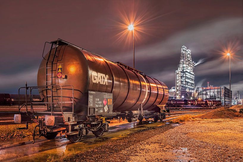 Scène van de nacht met een treinwagon en de industrie op de achtergrond, Antwerpen 2 van Tony Vingerhoets