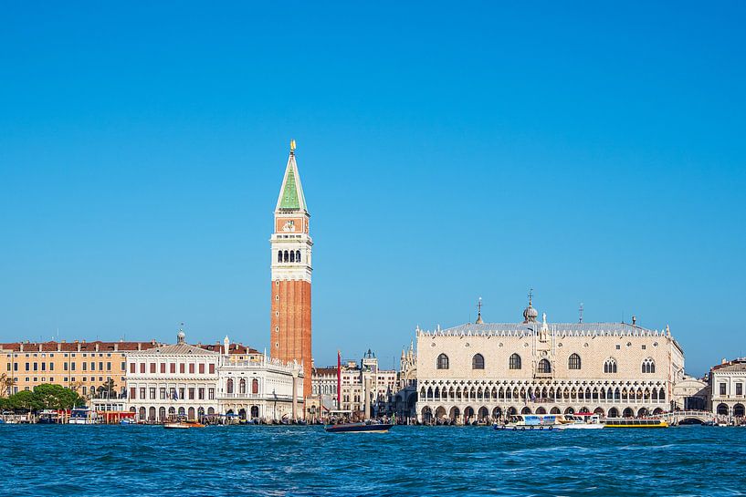 Het San Marcoplein met het Dogenpaleis en de San Marco-toren in Venetië, van Rico Ködder
