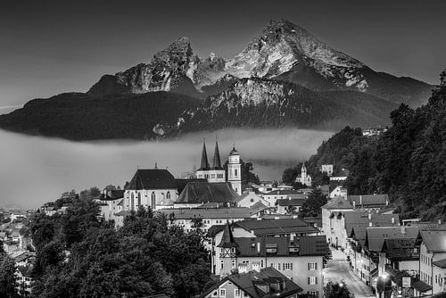 Berchtesgaden in Beieren met Watzmann op. Zwart-wit beeld.