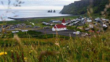 Uitzicht op Vík in IJsland van Linda Schouw