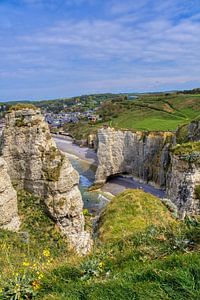 Das Dorf Etretat von der Steilküste aus gesehen an einem Sommertag
