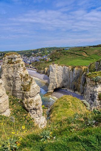 Le village d'Etretat vu des falaises par une journée d'été