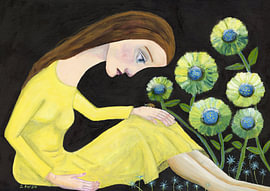 Dame in gelbem Kleid in einem Blumengarten mit einem Marienkäfer. von Sharyn Bursic