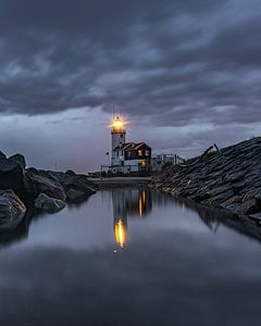 Le cheval de Marken sous un ciel nuageux