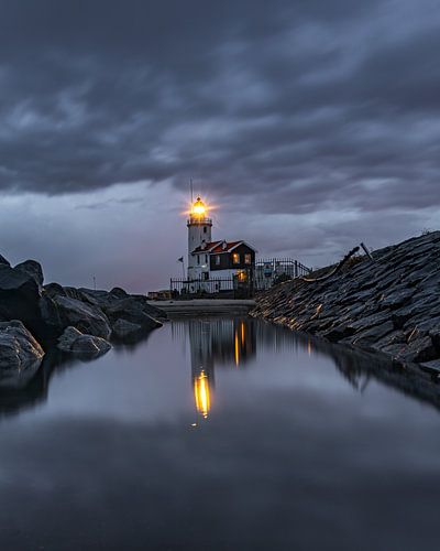 Het Paard van Marken onder een met wolken bedekte hemel
