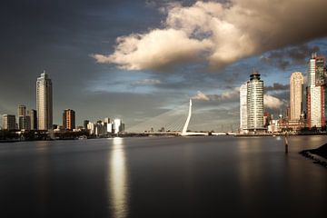 Ligne d'horizon de Rotterdam - faisceau de lumière