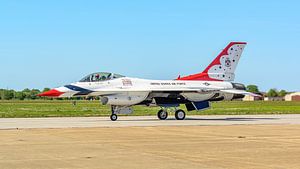 Thunderbird Nummer 3 rollt zur Landebahn.