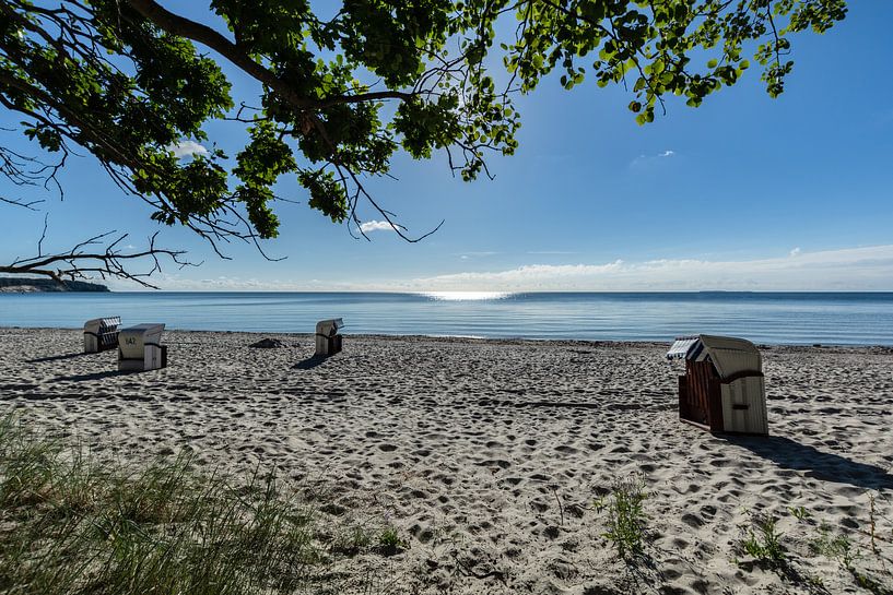 Strandkörbe im Sonnenlicht, Naturstrand Lobbe von GH Foto & Artdesign