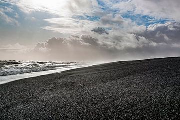 Zwart strand in IJsland van Thomas Heitz