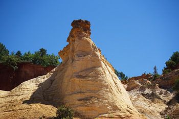 Charakteristisches ockerfarbenes Gestein in Colorado Provencal