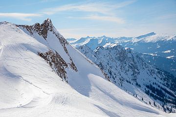 uitzicht vanaf zeigersattel op allgauer alpen in winterseizoen. skiën a van SusaZoom