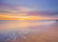 Eine Sonnenuntergangsszene mit Pastellfarben am Strand von Zoutelande, Zeeland
