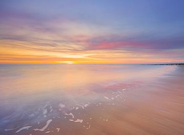 een zonsondergan met pasteltinten op het strand van Zoutelande, Zeeland van Sugar_bee_photography