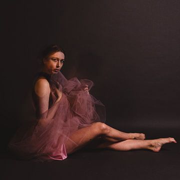 Ballerina zittend in kleur met roze tutu 03 van FotoDennis.com