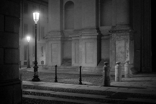 Échos de la nuit – Une ruelle brumeuse dans une vieille ville italienne
