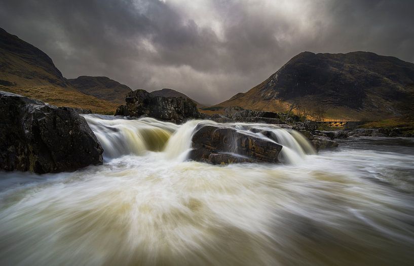 De Etive rivier met zijn vele kleine watervalletjes in Glencoe, Schotland van Jos Pannekoek