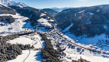 Luftaufnahme: "Filzmoos im Winter". von Coen Weesjes