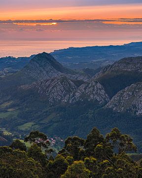 Zonsopkomst Mirador del Fitu, Asturië, Spanje van Henk Meijer Photography