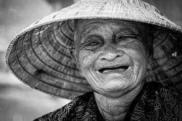 Portret van een lachende Vietnamese vrouw
