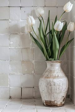 Minimalistisch stilleven met een aarden vaas en witte tulpen van Digitale Schilderijen