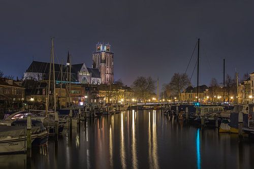 Grote Kerk en Nieuwe Haven in Dordrecht in de avond