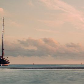Boot in de Waddenzee. by Marco Zeer