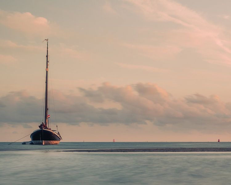 Boot in de Waddenzee. par Marco Zeer